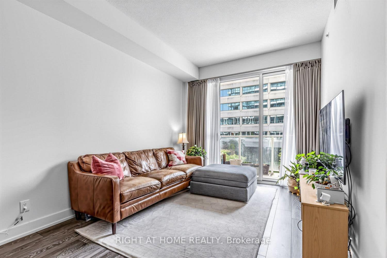 180 Fairview Mall Drive, Unit 202 thumbnail 4