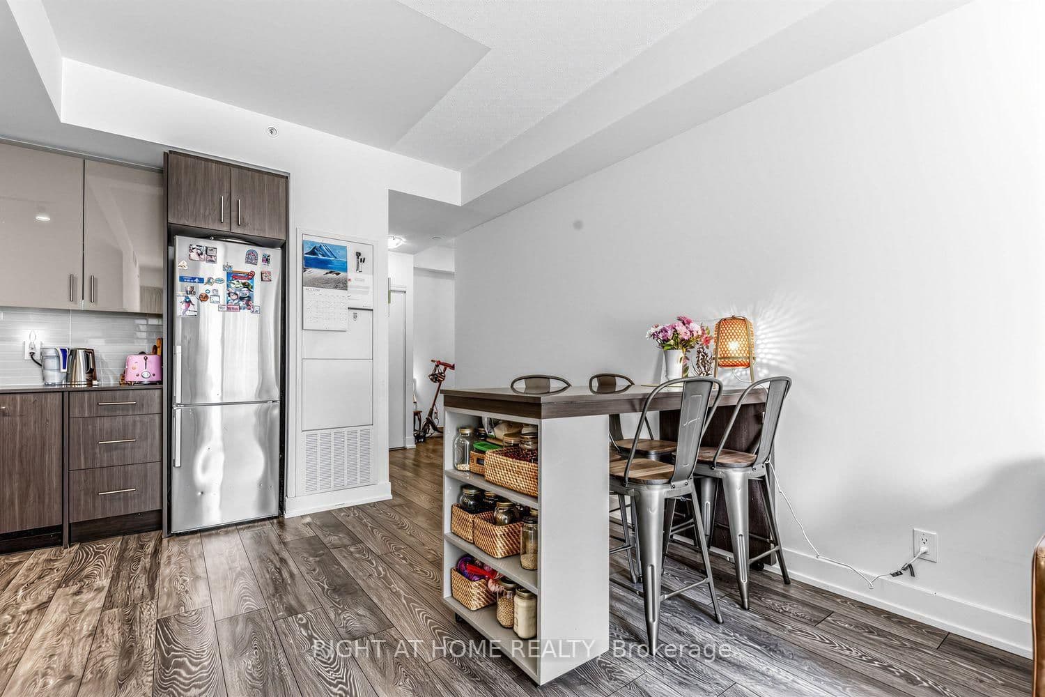 180 Fairview Mall Drive, Unit 202 thumbnail 8