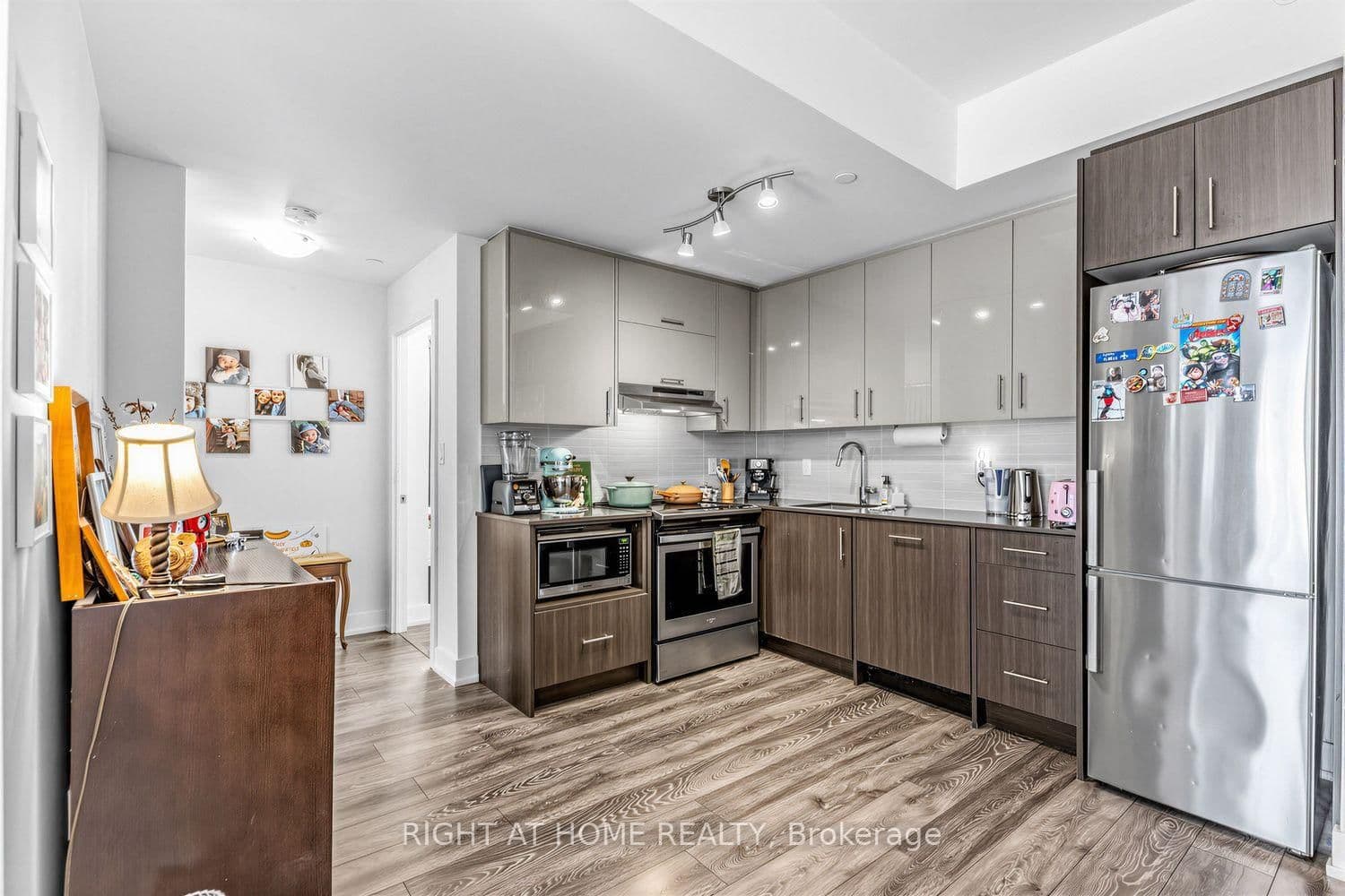 180 Fairview Mall Drive, Unit 202 thumbnail 9