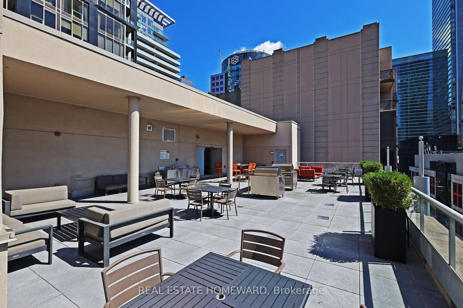 250 Wellington Street W, Unit PH31 thumbnail 18