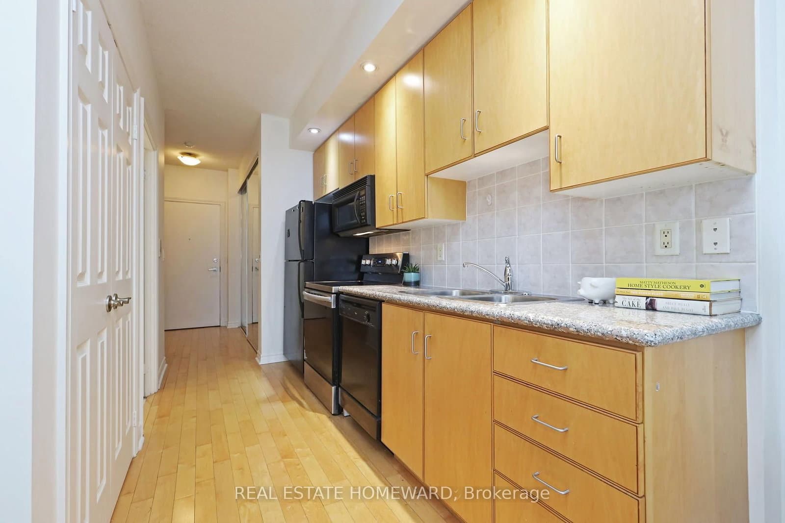 250 Wellington Street W, Unit PH31 thumbnail 8
