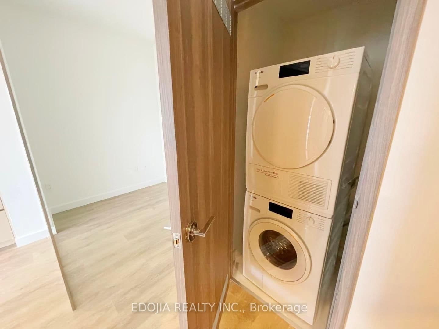 85 McMahon Drive, Unit 2207 thumbnail 3