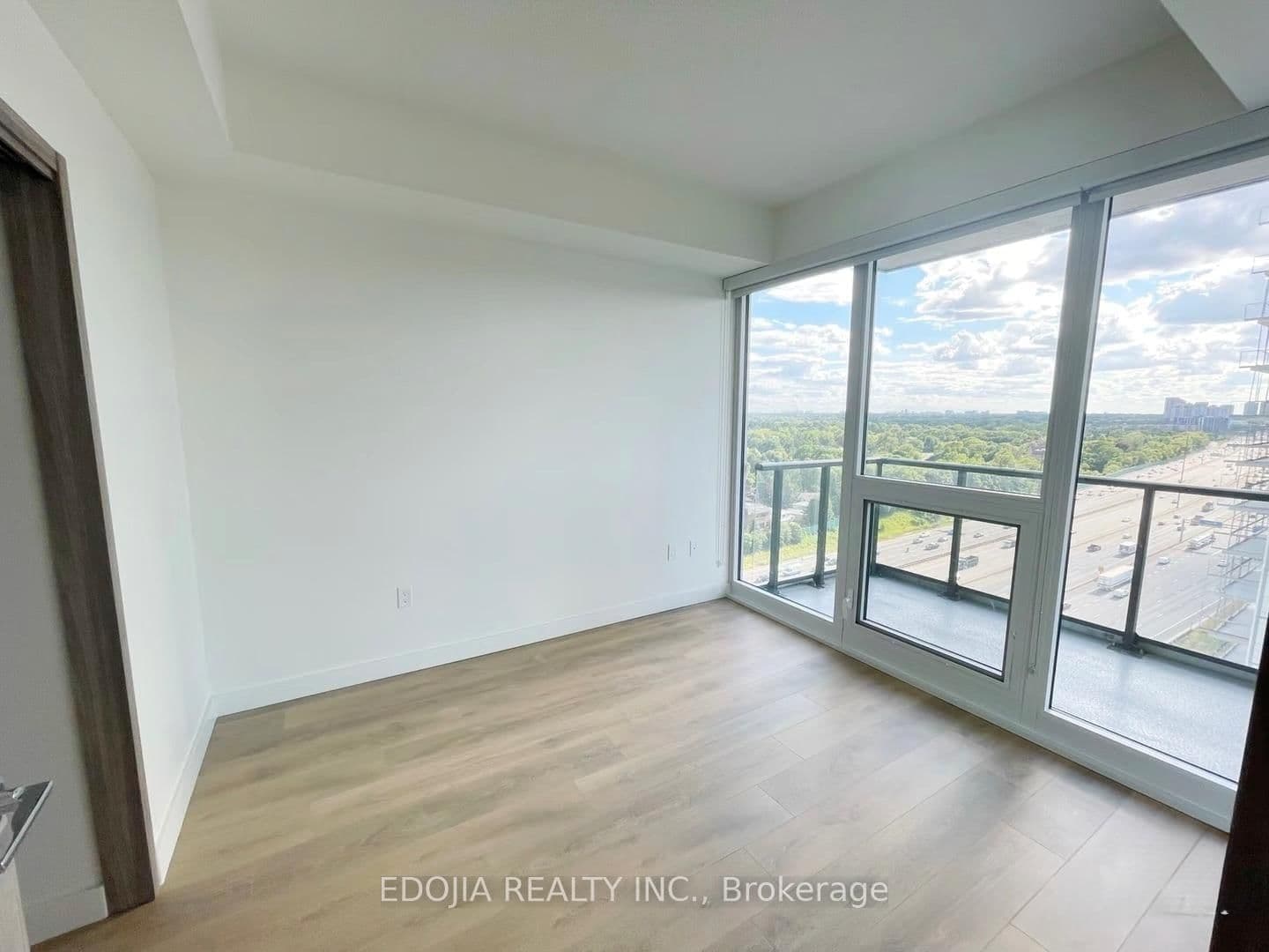 85 McMahon Drive, Unit 2207 thumbnail 6