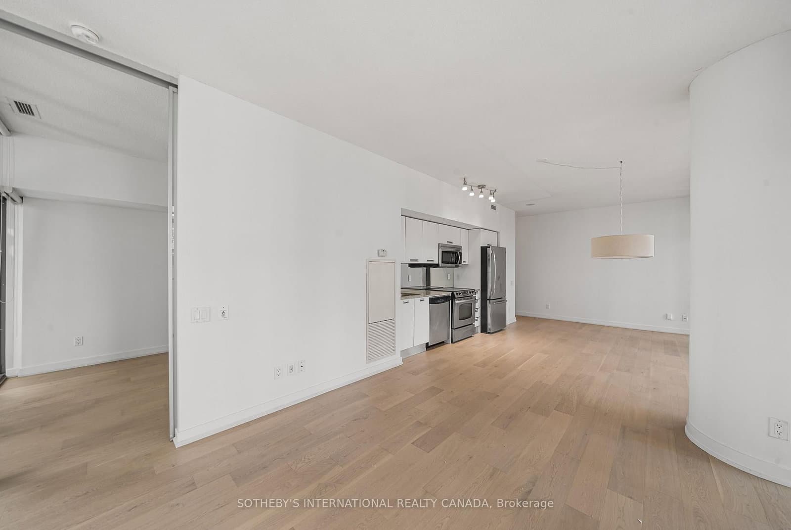 33 Charles Street E, Unit 1611 thumbnail 12