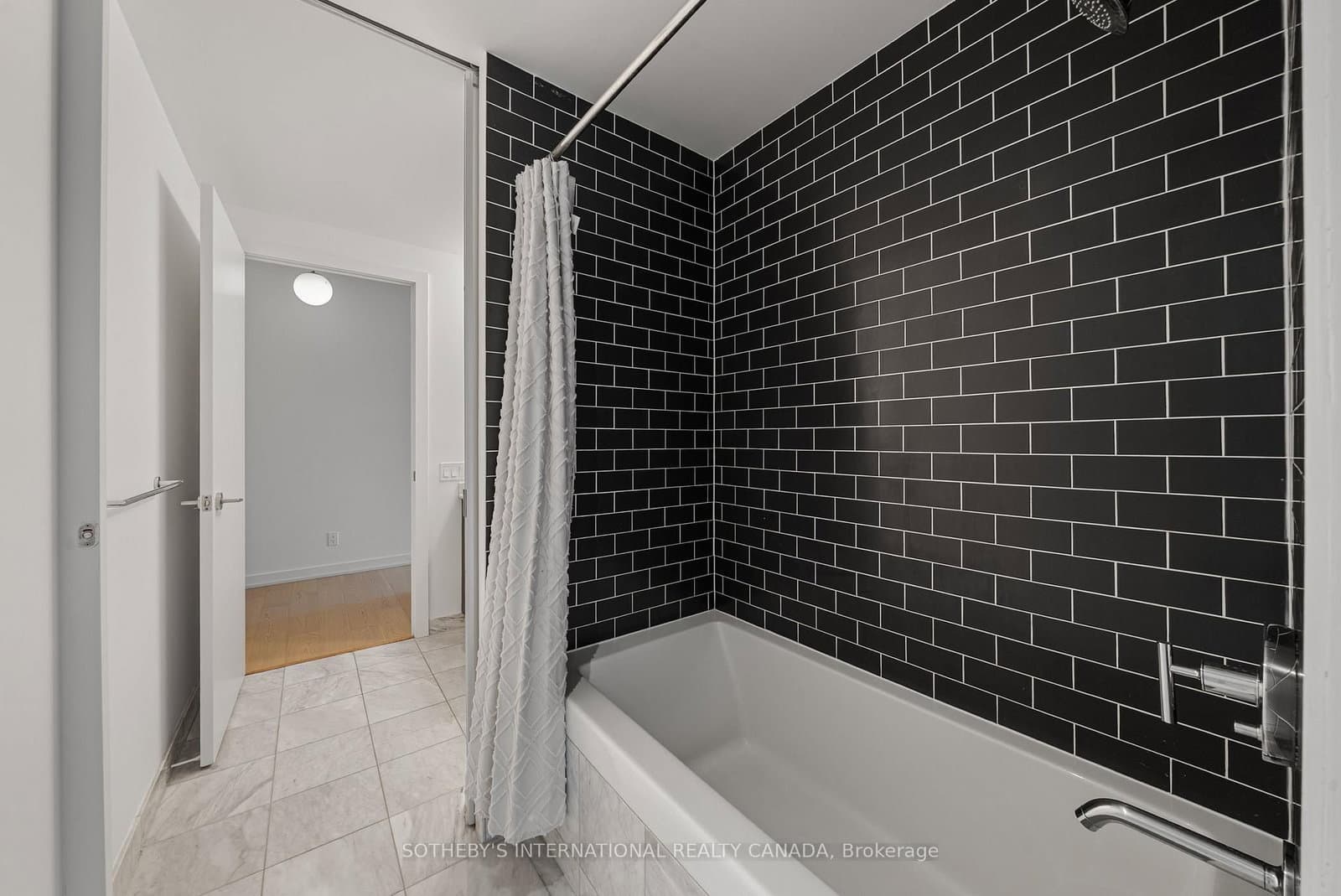 33 Charles Street E, Unit 1611 thumbnail 16