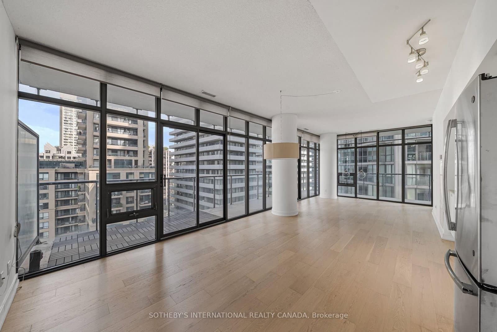 33 Charles Street E, Unit 1611 thumbnail 2