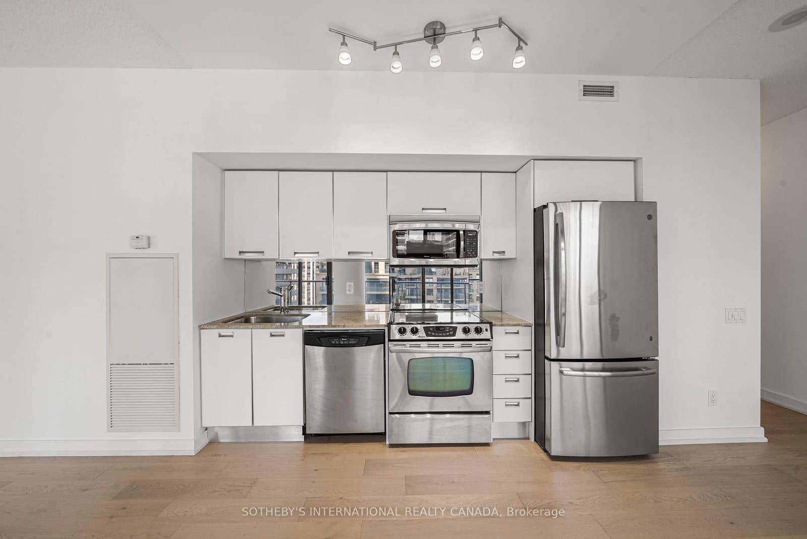 33 Charles Street E, Unit 1611 thumbnail 5