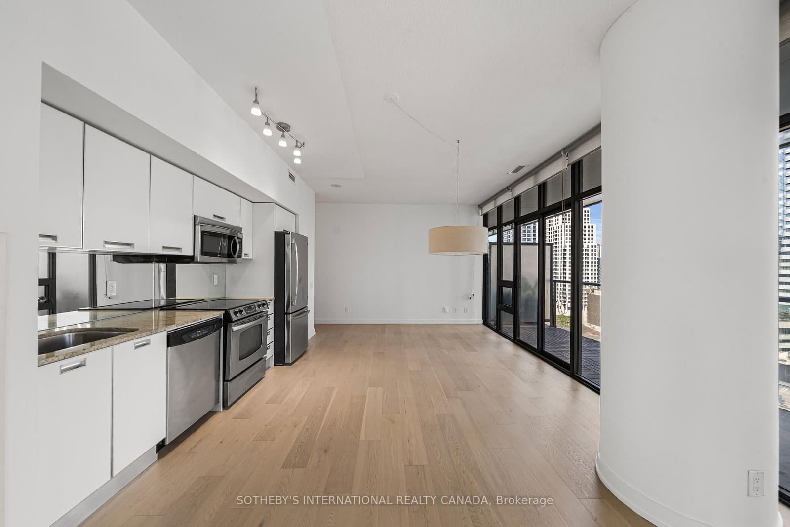 33 Charles Street E, Unit 1611 thumbnail 9