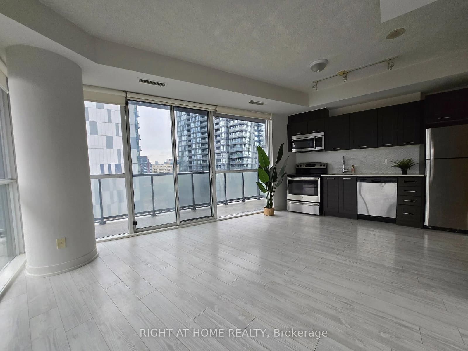 20 Bruyeres Mews, Unit 903 thumbnail 9