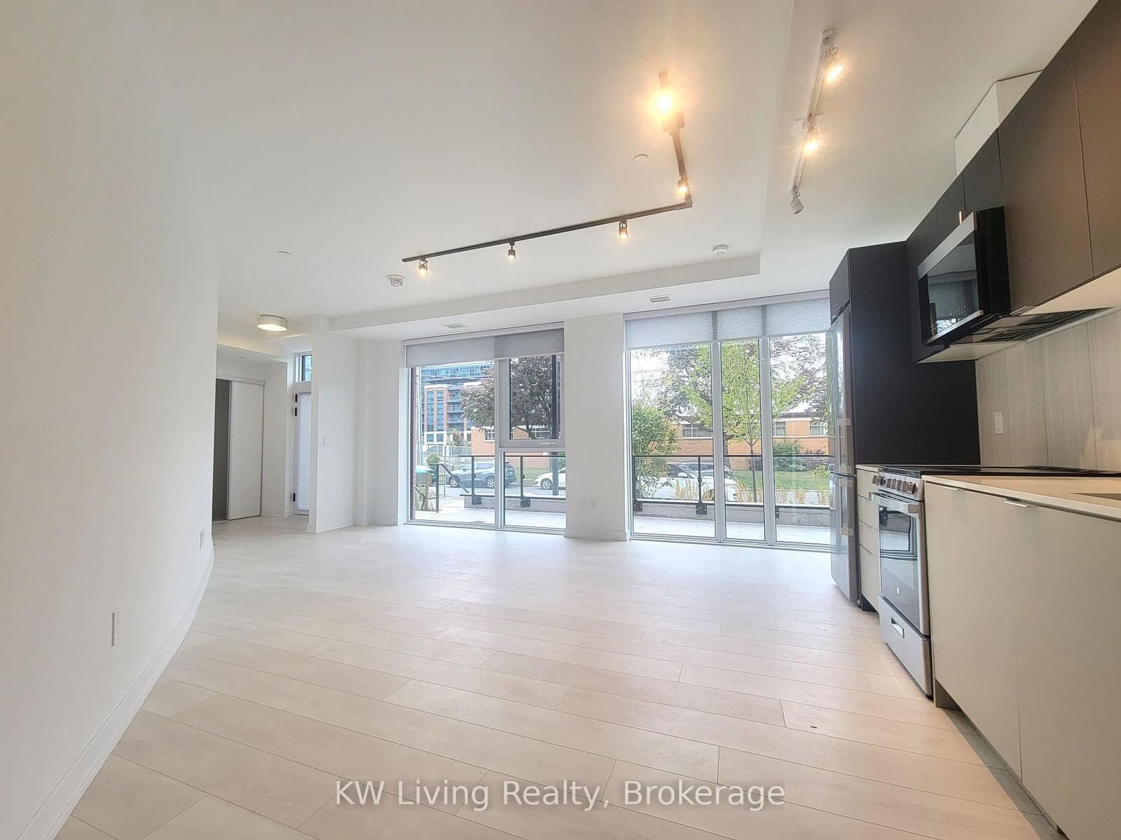 8 Tippett Road, Unit 101 thumbnail 3
