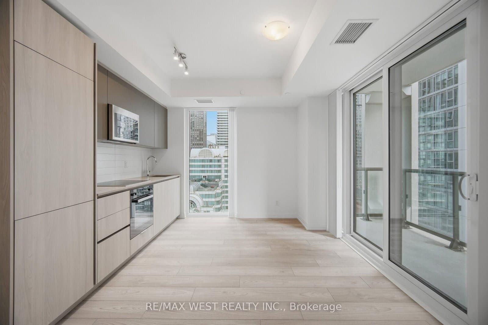 400 King Street W, Unit 2208 thumbnail 10