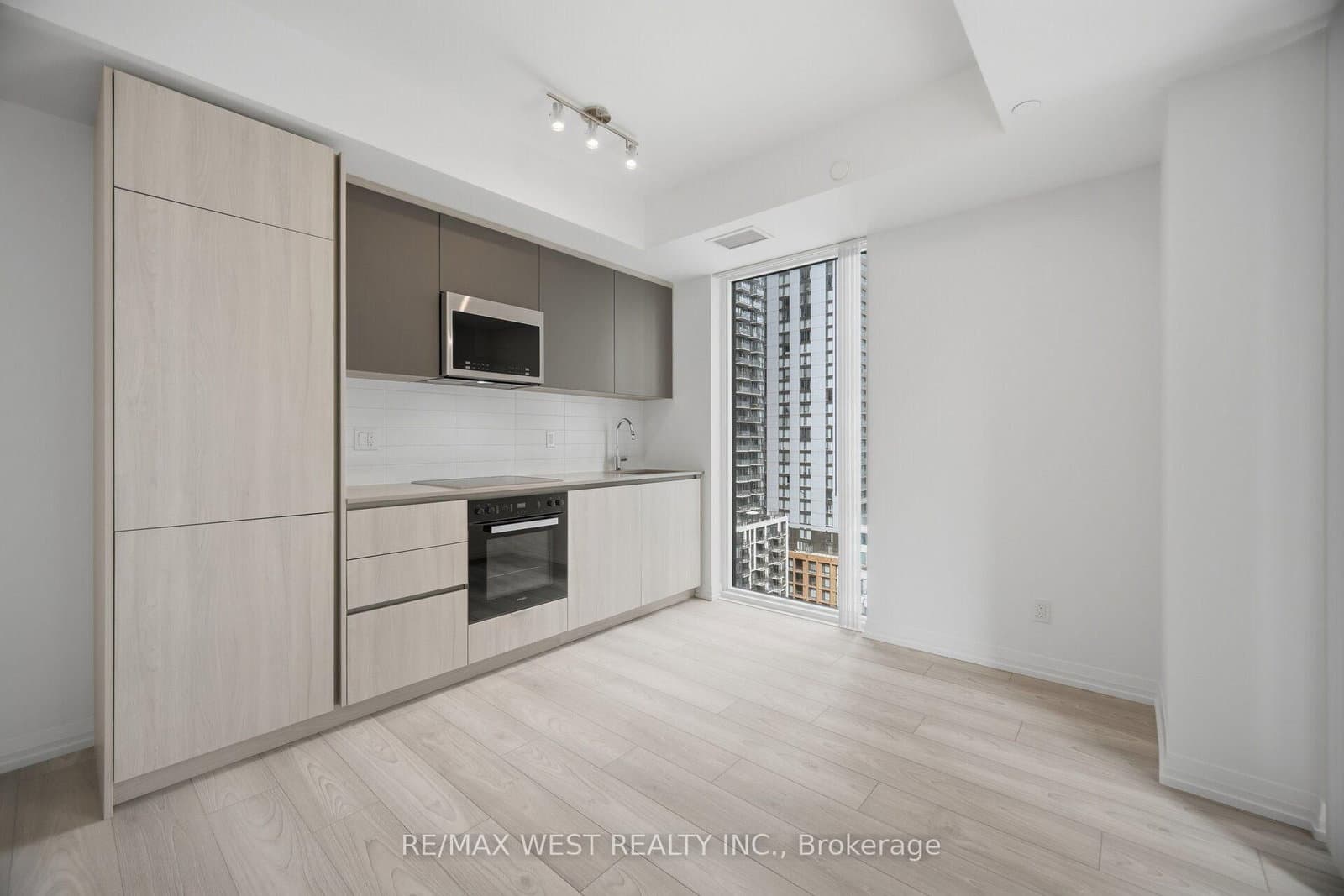 400 King Street W, Unit 2208 thumbnail 11