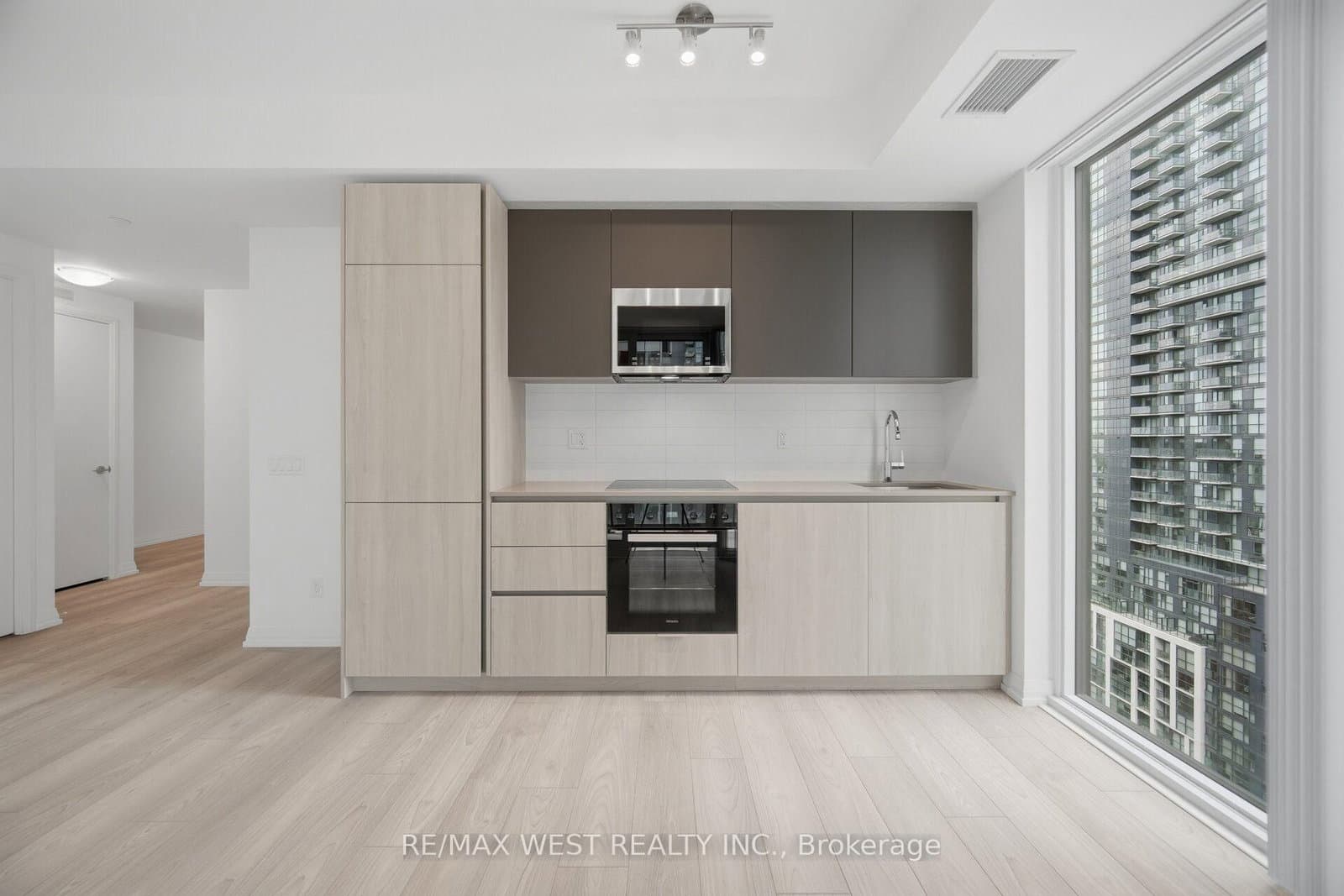 400 King Street W, Unit 2208 thumbnail 12