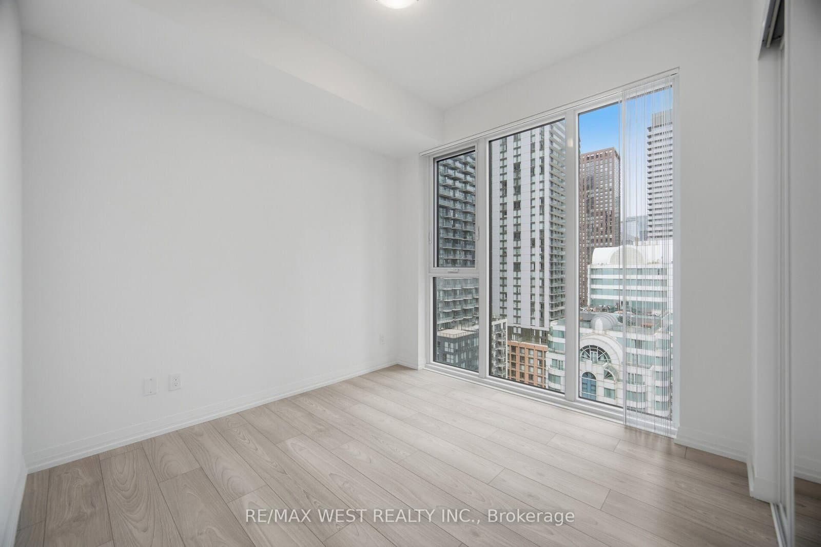 400 King Street W, Unit 2208 thumbnail 14
