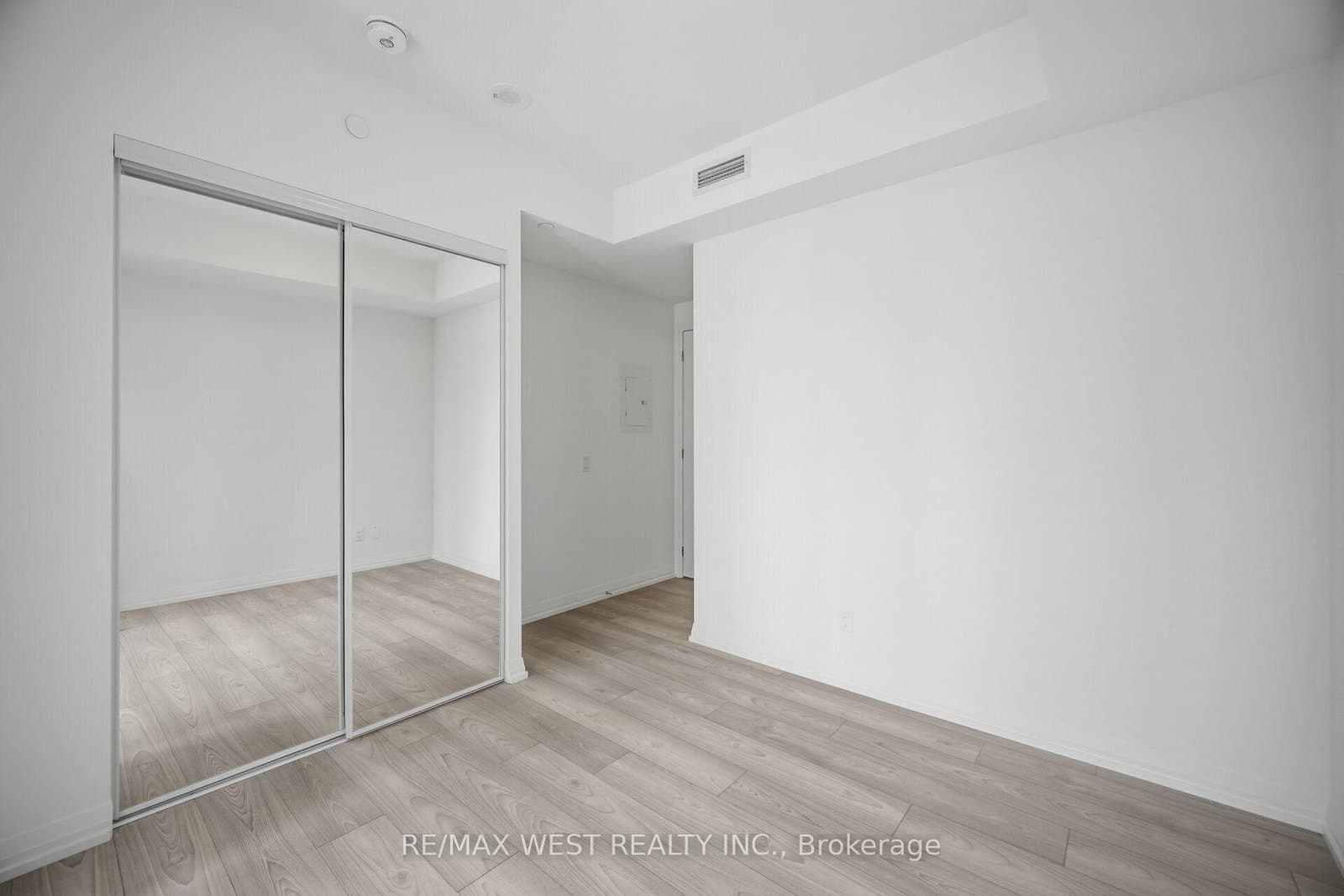 400 King Street W, Unit 2208 thumbnail 16