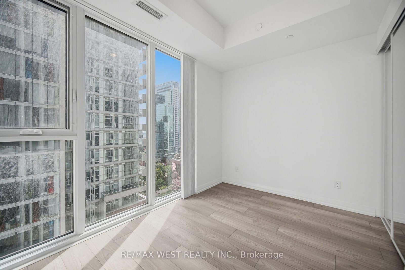 400 King Street W, Unit 2208 thumbnail 18