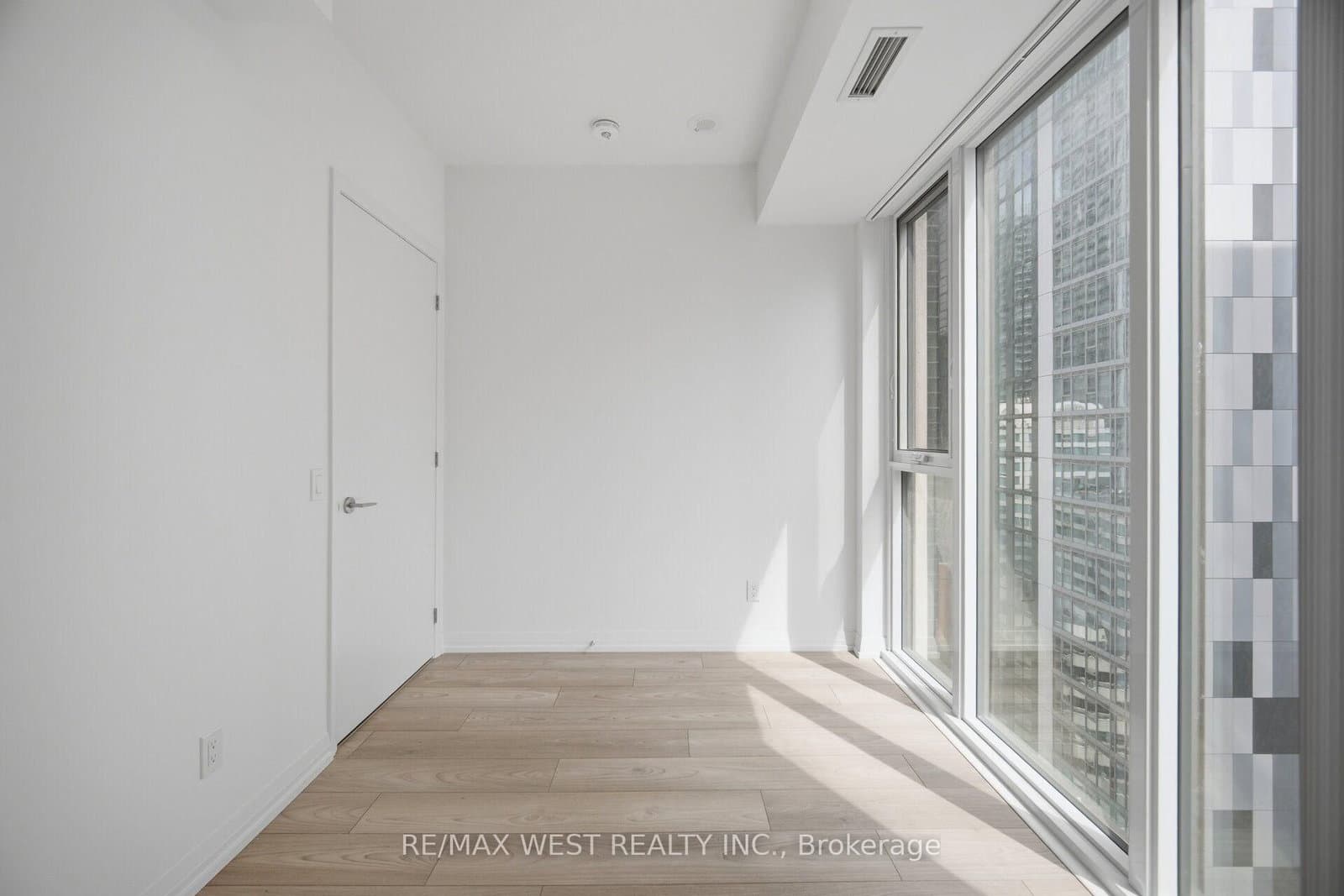 400 King Street W, Unit 2208 thumbnail 19