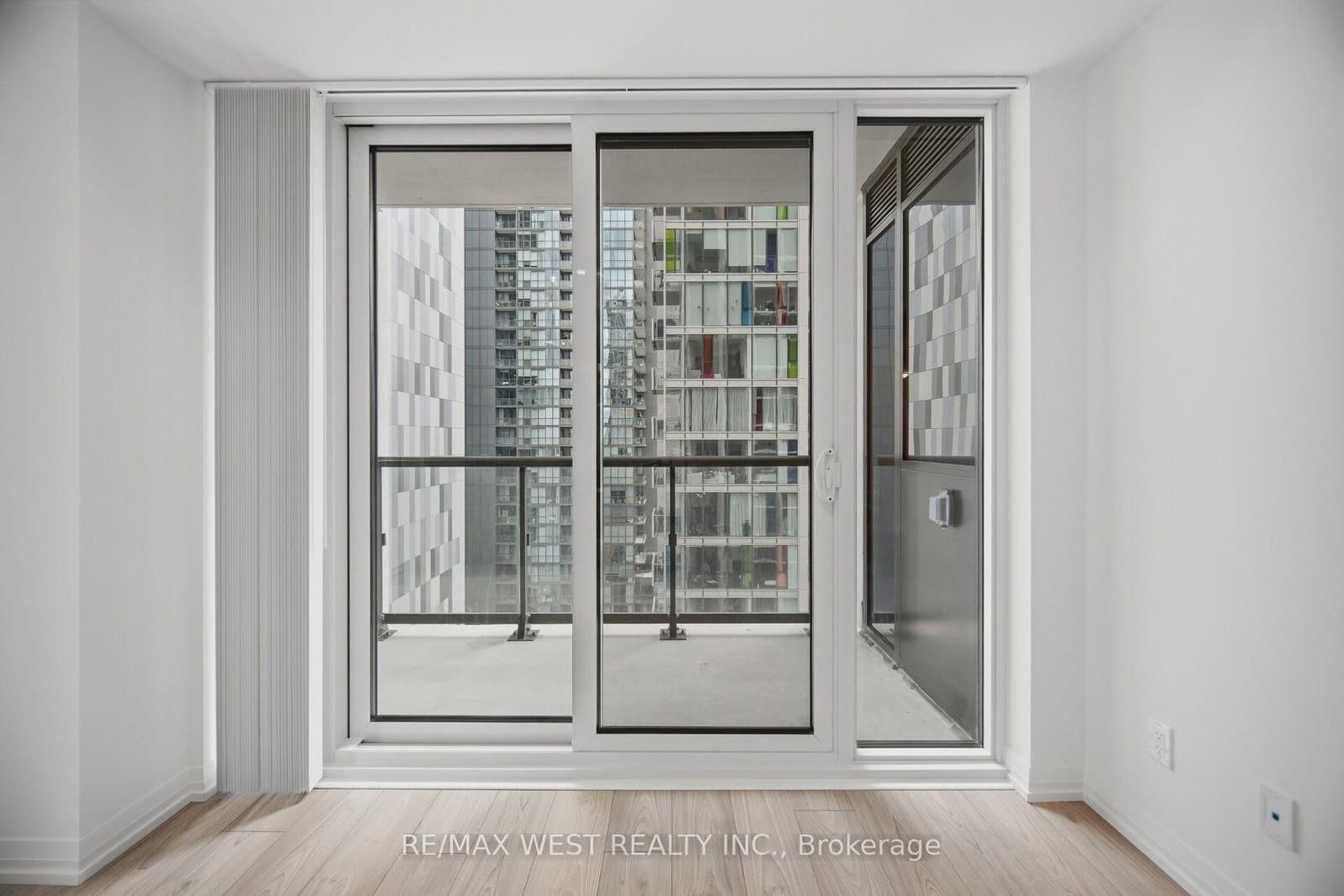 400 King Street W, Unit 2208 thumbnail 22