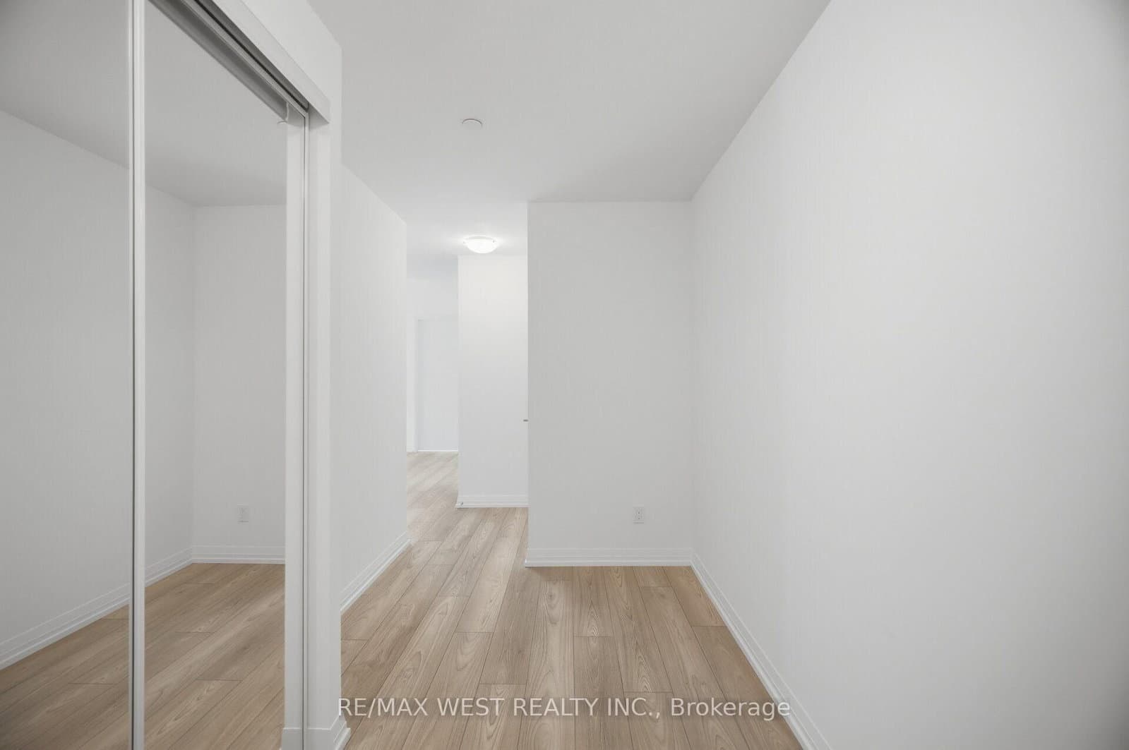 400 King Street W, Unit 2208 thumbnail 6