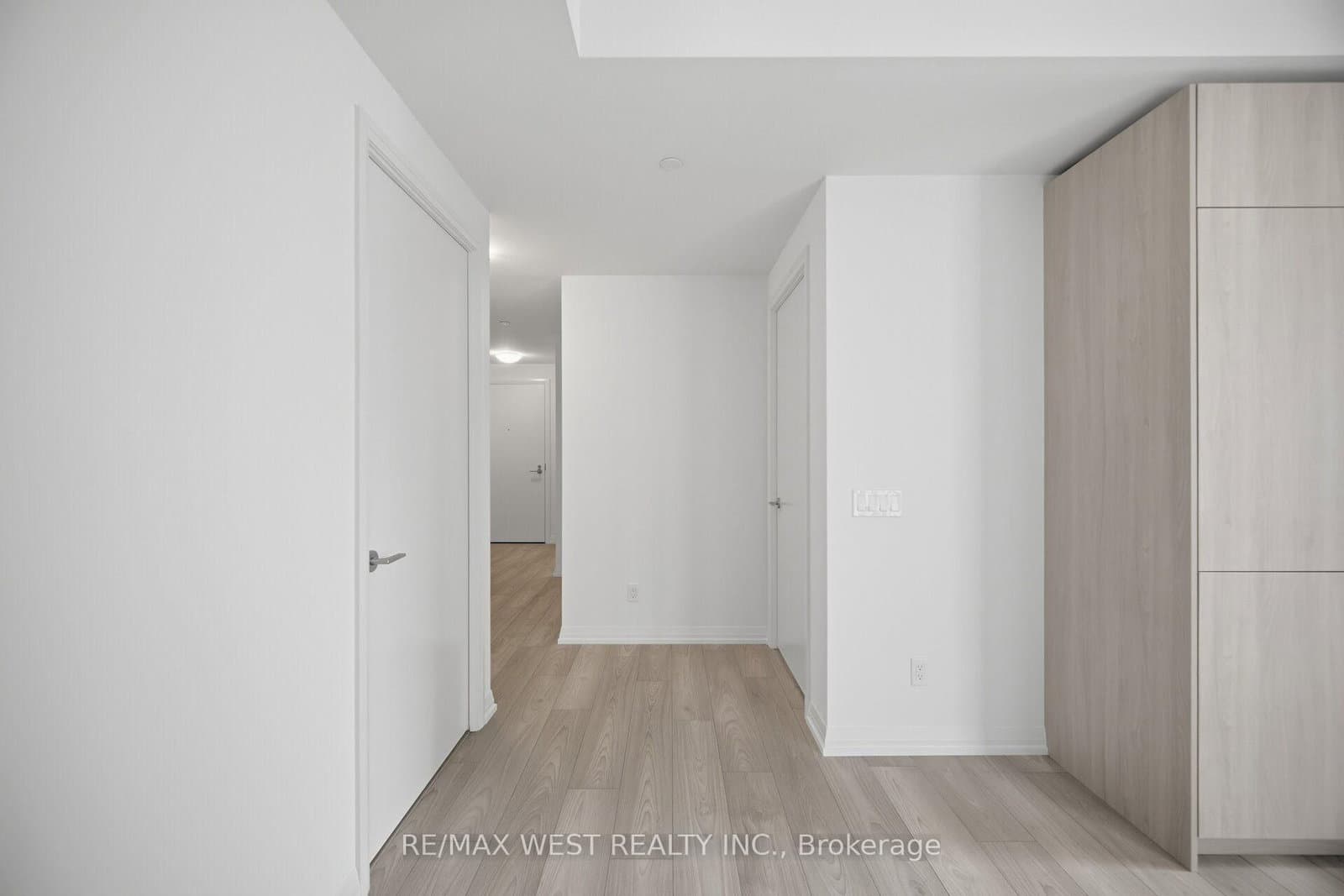 400 King Street W, Unit 2208 thumbnail 8