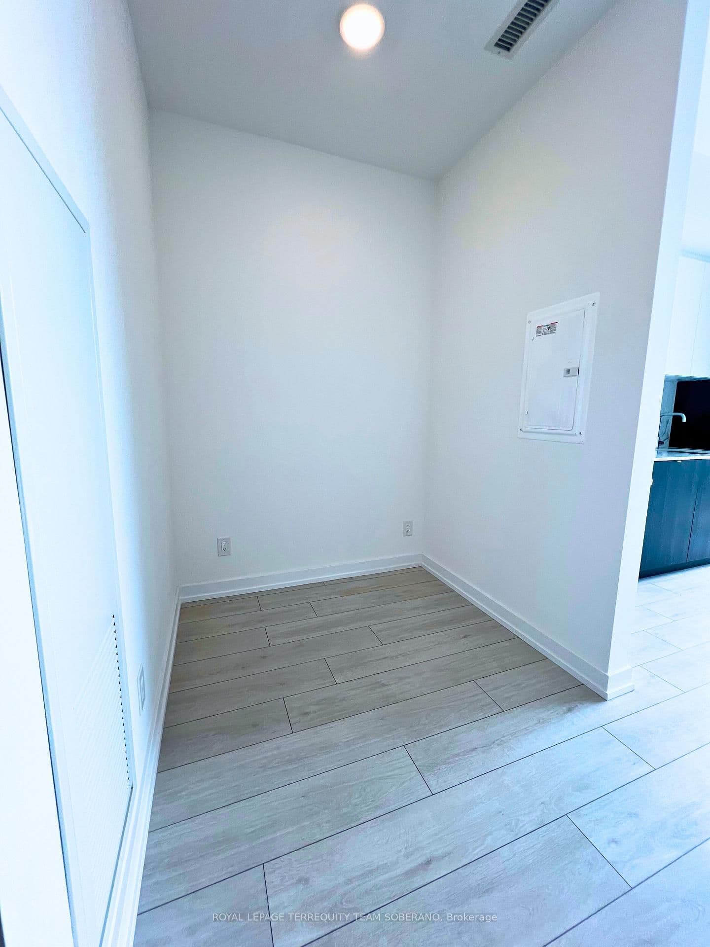 500 Dupont Street, Unit 721 thumbnail 8