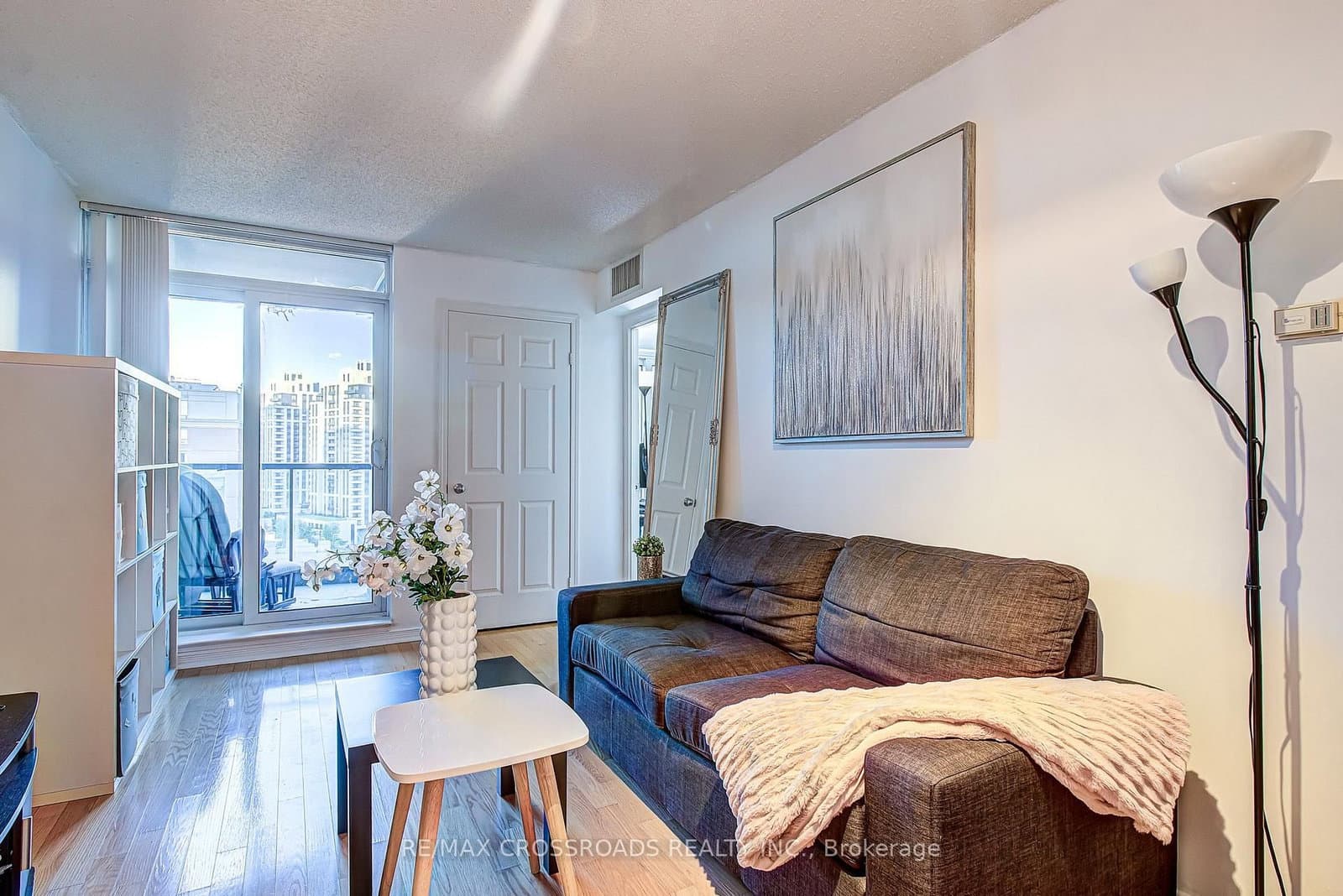 30 Harrison Garden Boulevard, Unit 1512 thumbnail 3