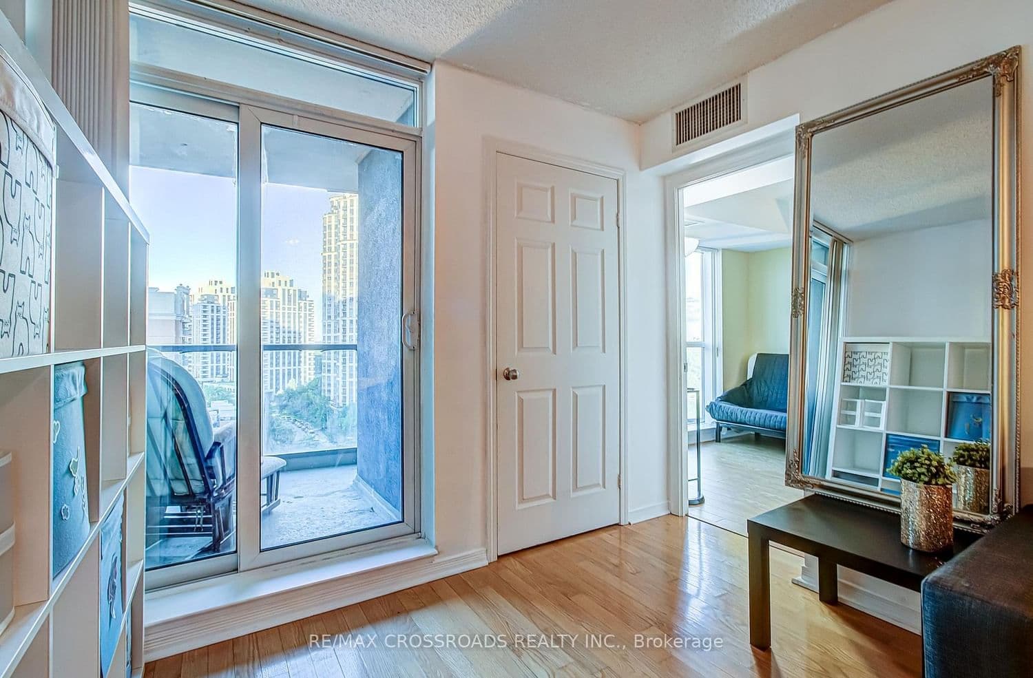 30 Harrison Garden Boulevard, Unit 1512 thumbnail 8