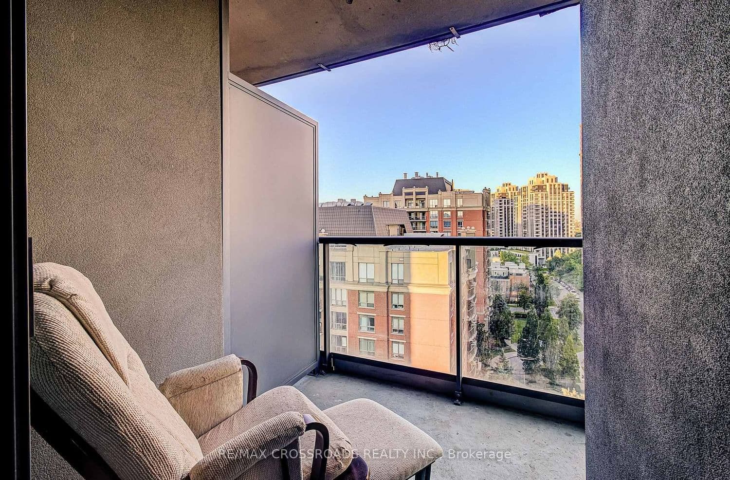 30 Harrison Garden Boulevard, Unit 1512 thumbnail 9