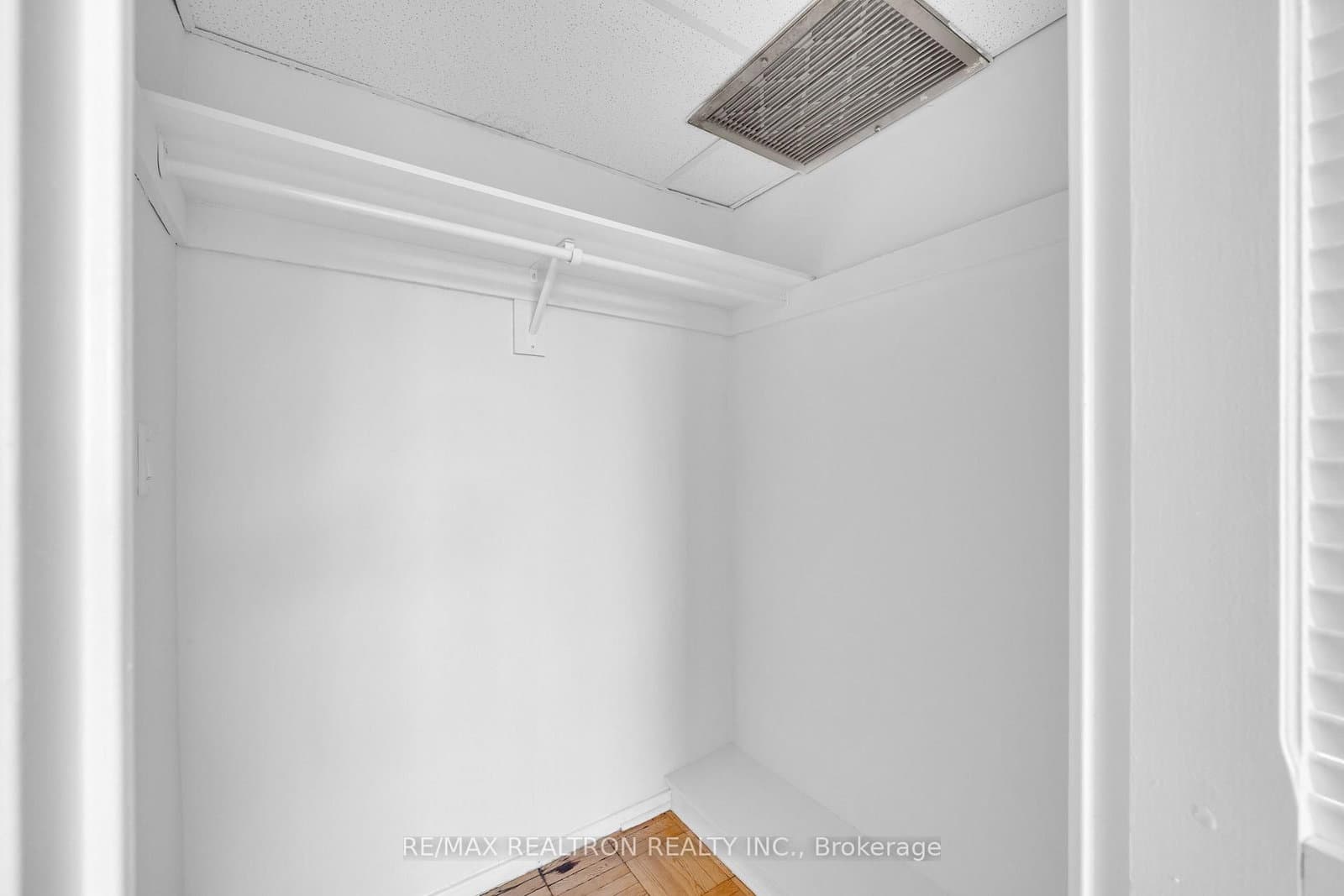 9 Deer Park Crescent, Unit 1501 thumbnail 12