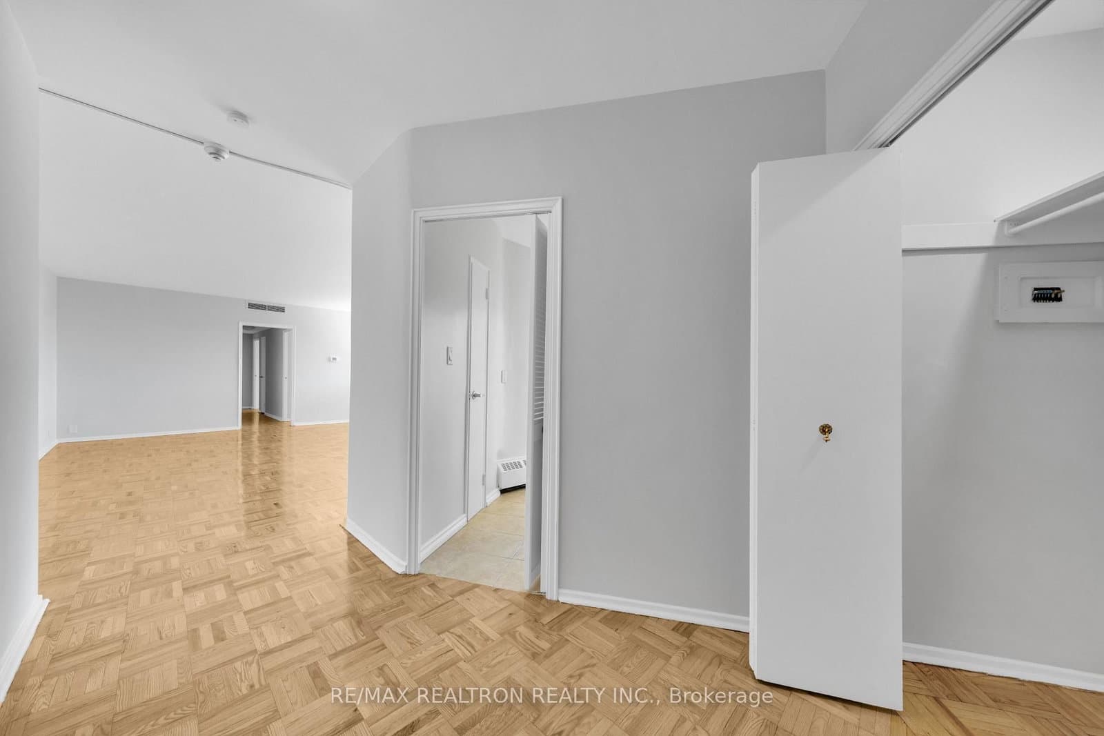 9 Deer Park Crescent, Unit 1501 thumbnail 20