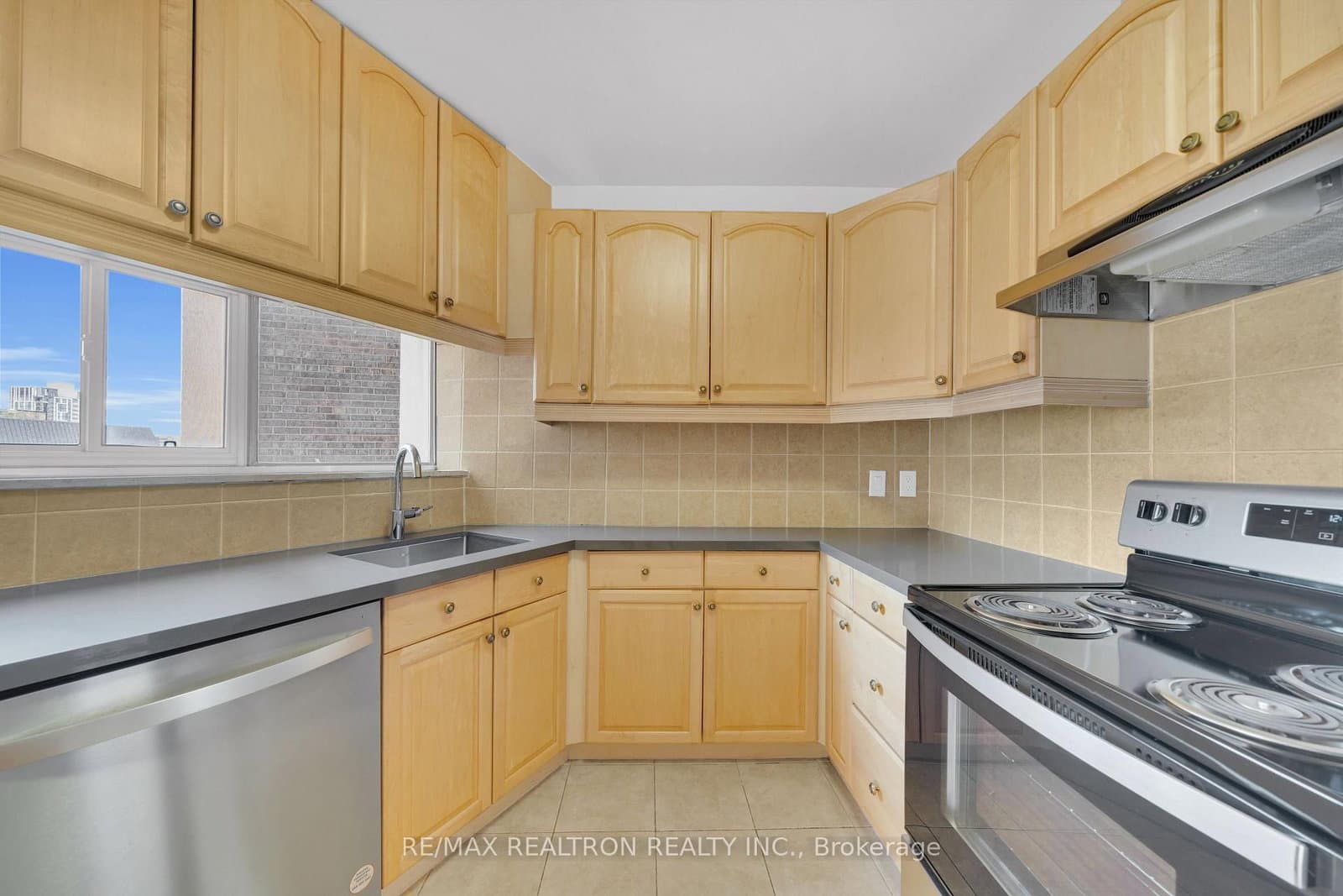 9 Deer Park Crescent, Unit 1501 thumbnail 5