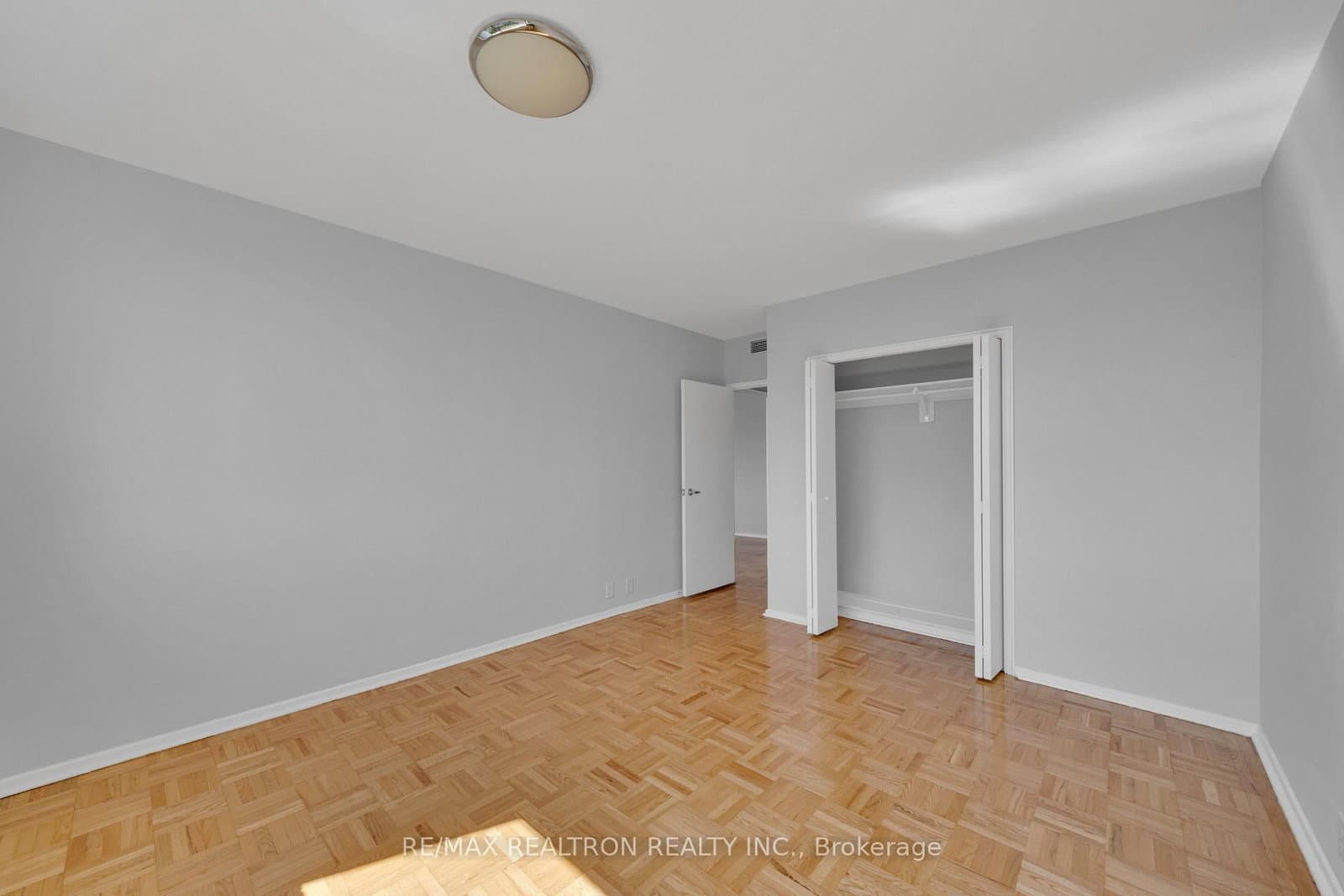 9 Deer Park Crescent, Unit 1501 thumbnail 8