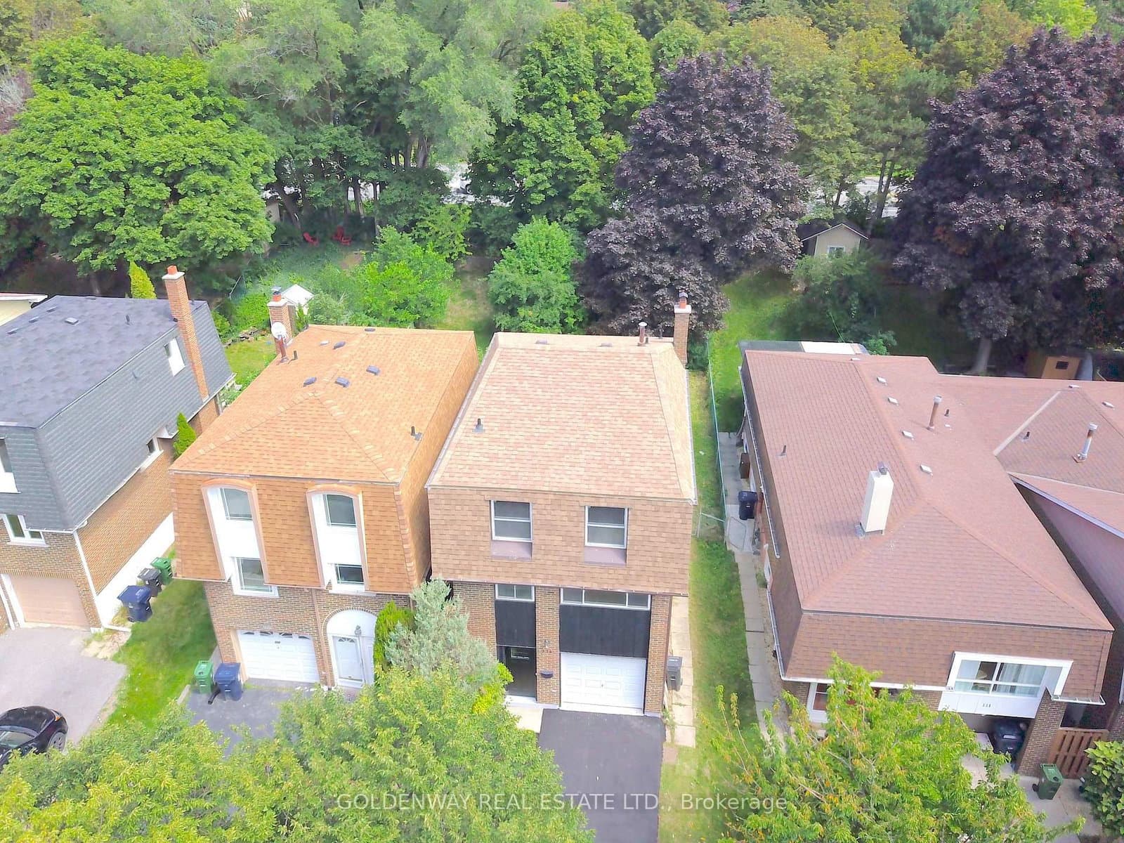 114 Loganberry Crescent thumbnail 2