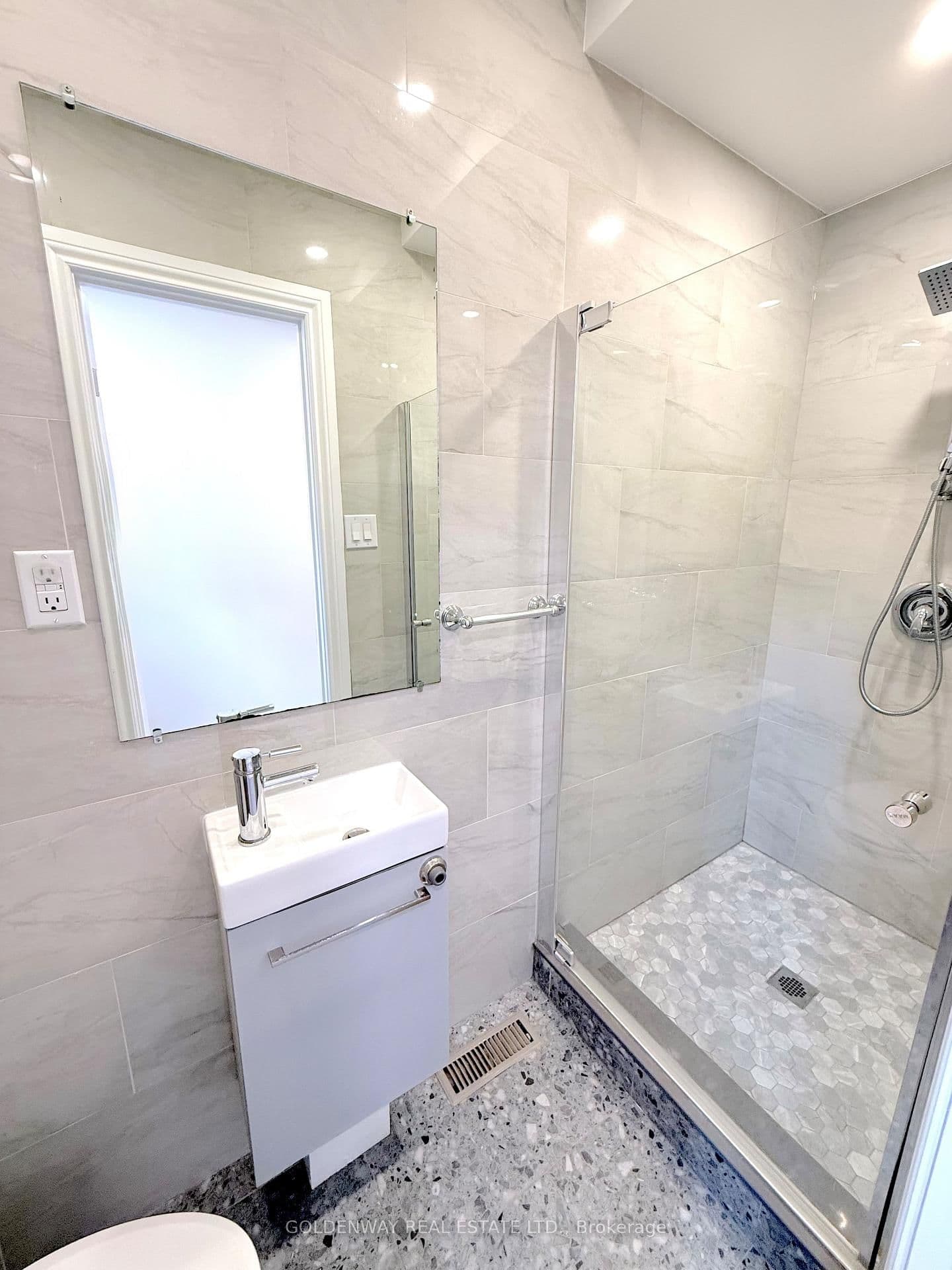 114 Loganberry Crescent thumbnail 4