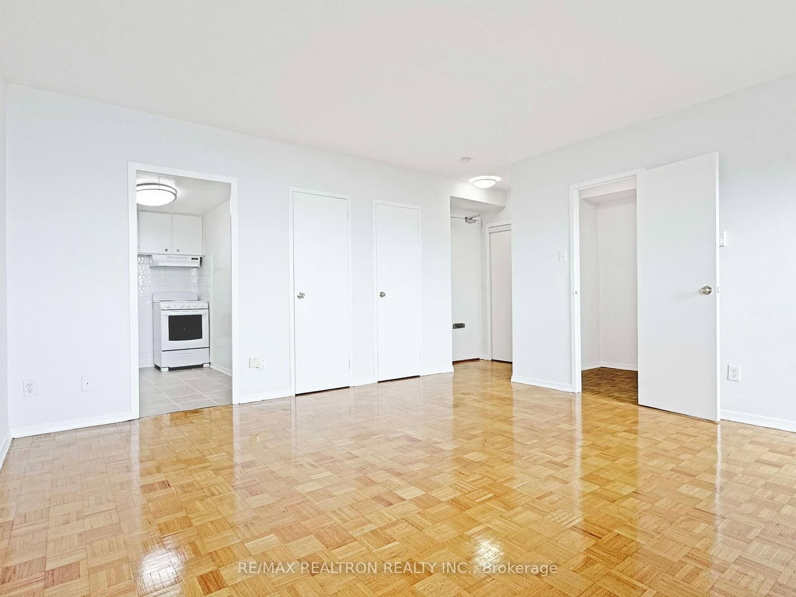 525 Eglinton Avenue E, Unit 900 thumbnail 3