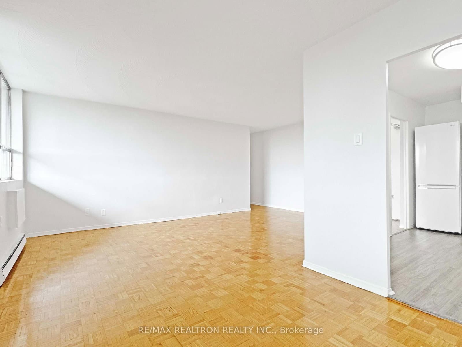 525 Eglinton Avenue E, Unit 804 thumbnail 2