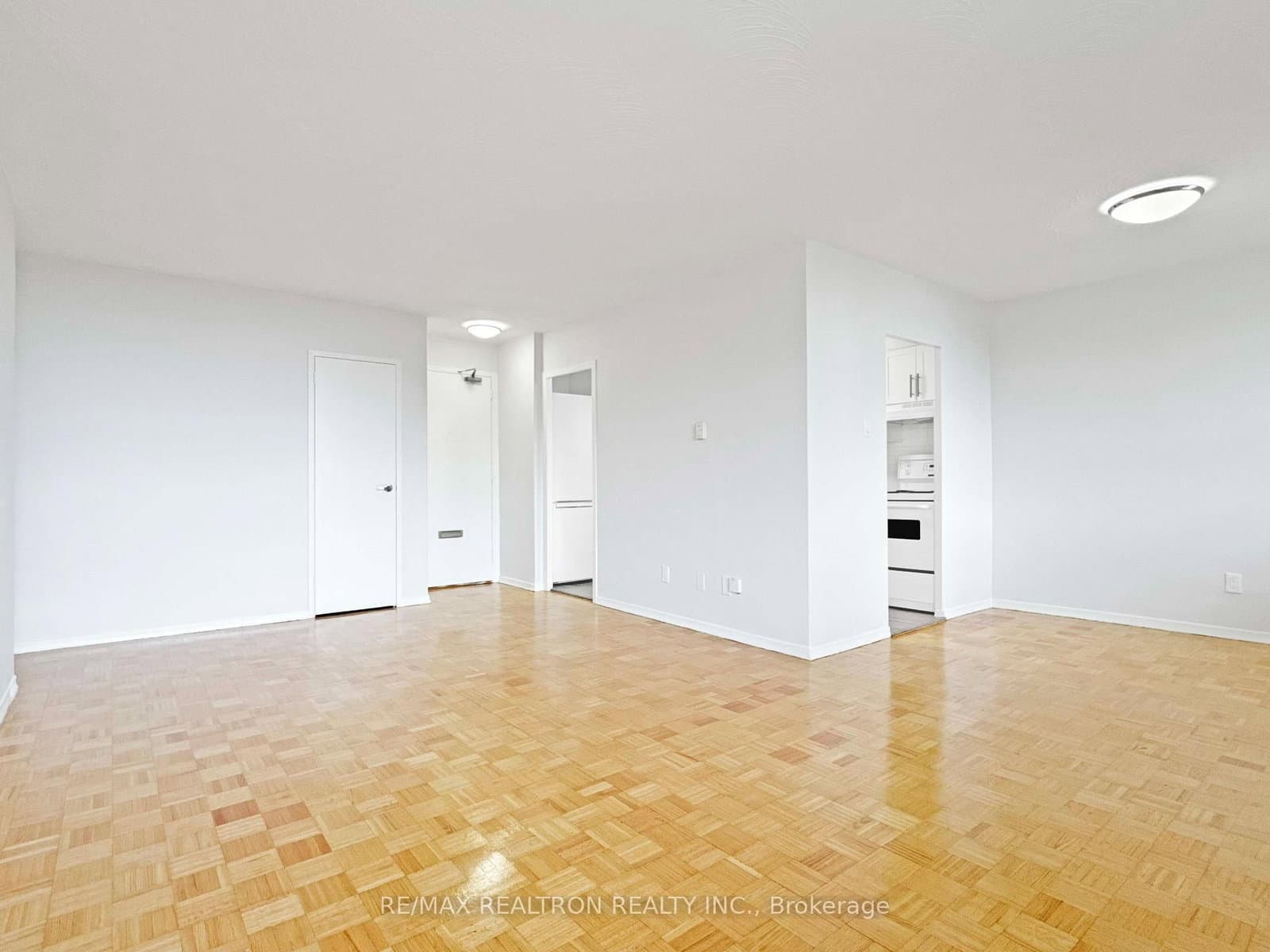 525 Eglinton Avenue E, Unit 804 thumbnail 3