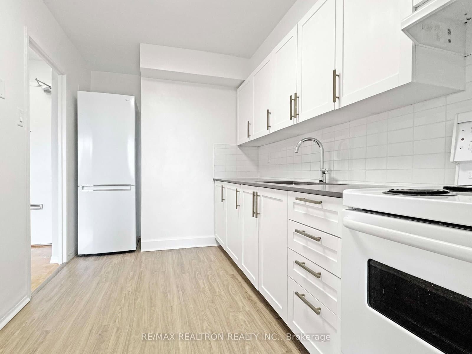 525 Eglinton Avenue E, Unit 804 thumbnail 4