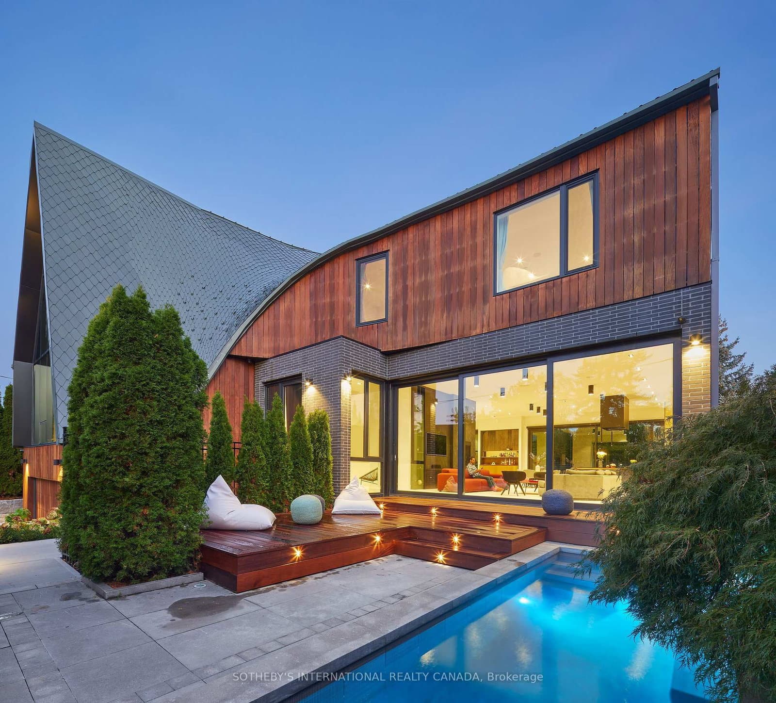 108 Stratford Crescent thumbnail 3