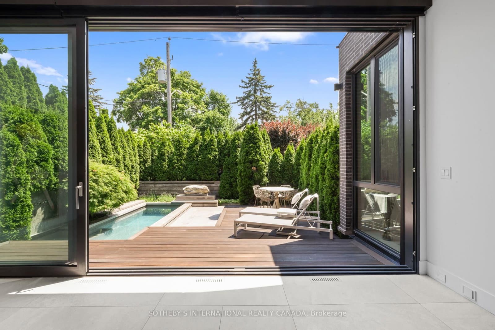 108 Stratford Crescent thumbnail 5