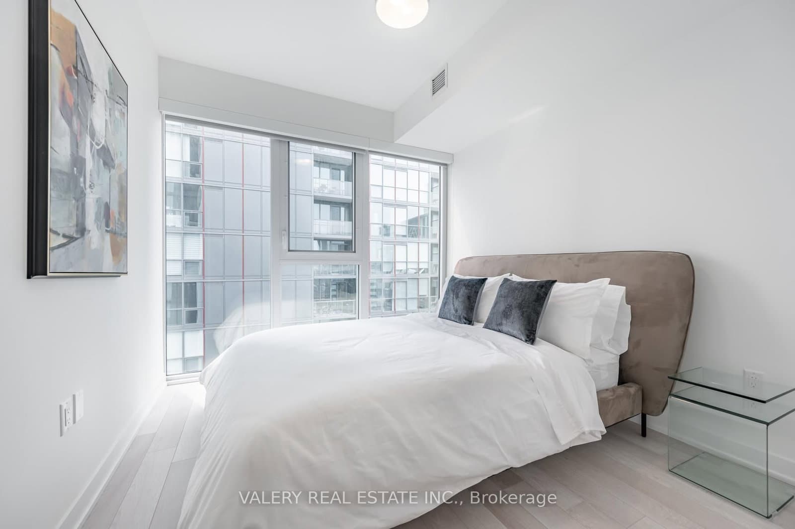 357 King Street W, Unit 3109 thumbnail 12