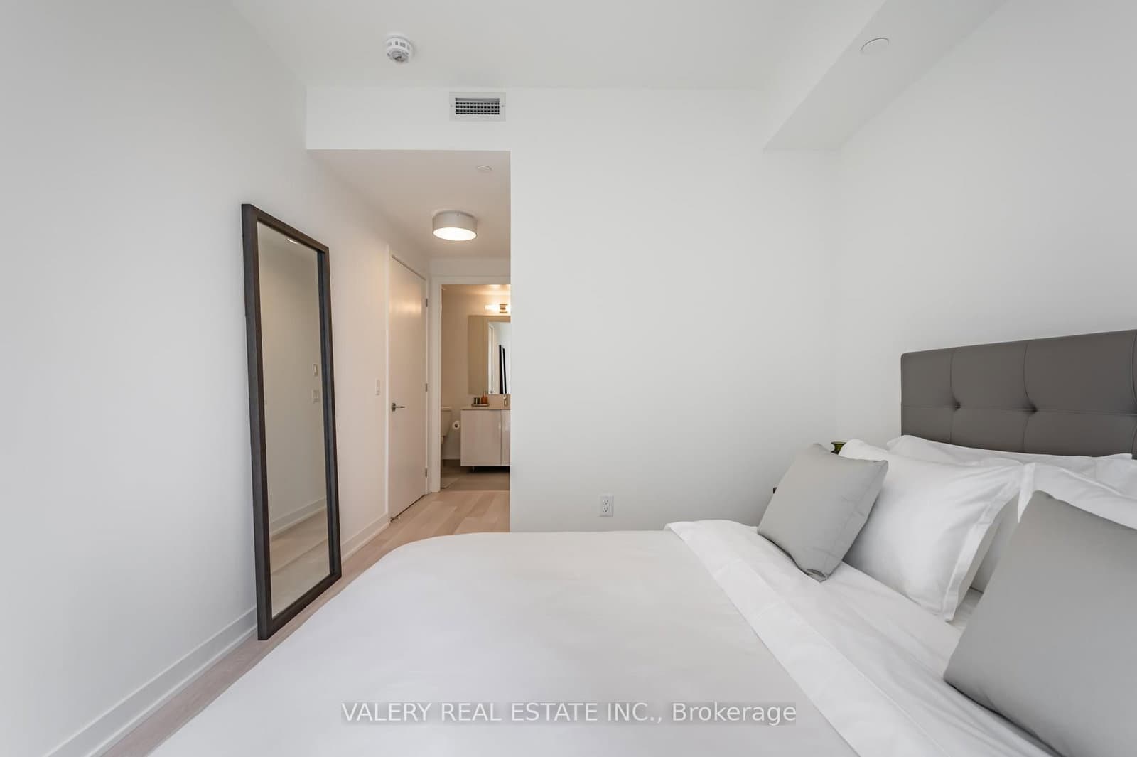 357 King Street W, Unit 3109 thumbnail 9