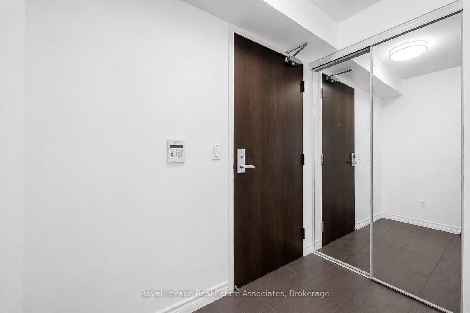 19 Grand Trunk Crescent, Unit 1910 thumbnail 14