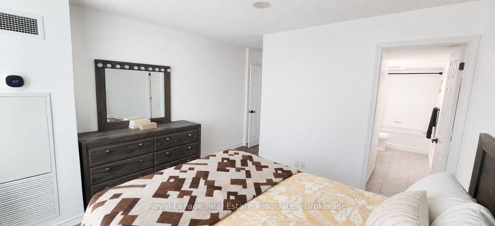19 Grand Trunk Crescent, Unit 1910 thumbnail 19