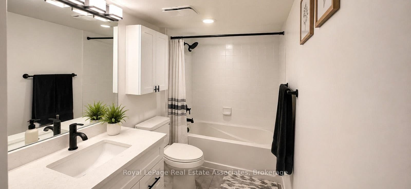 19 Grand Trunk Crescent, Unit 1910 thumbnail 20