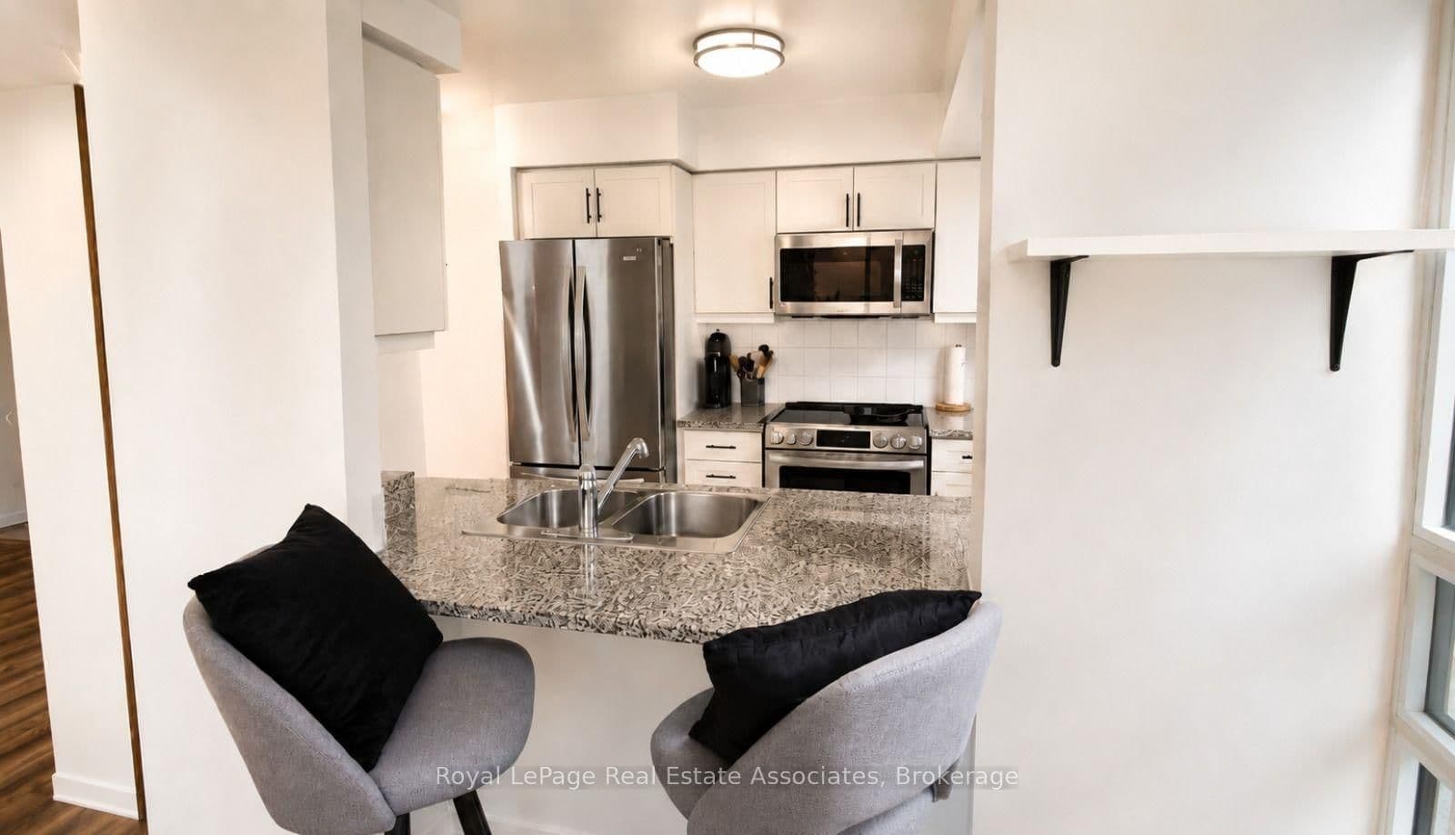 19 Grand Trunk Crescent, Unit 1910 thumbnail 24