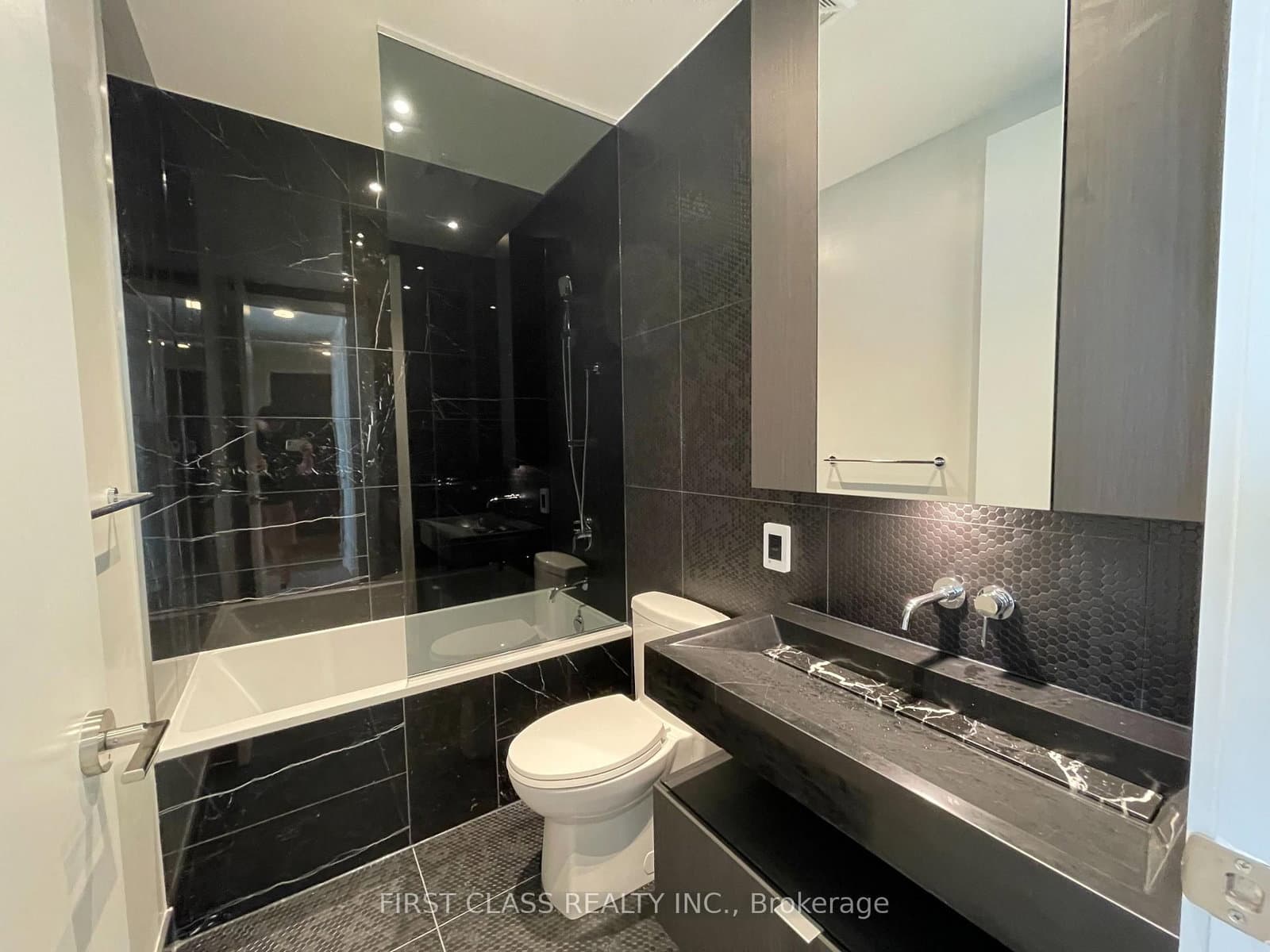 11 Yorkville Avenue, Unit 6307 thumbnail 22
