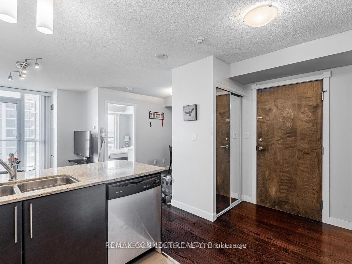 18 Harbour Street, Unit 1407 thumbnail 3