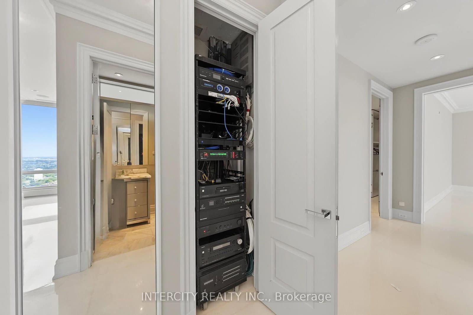 50 Yorkville Avenue, Unit 4001 thumbnail 24
