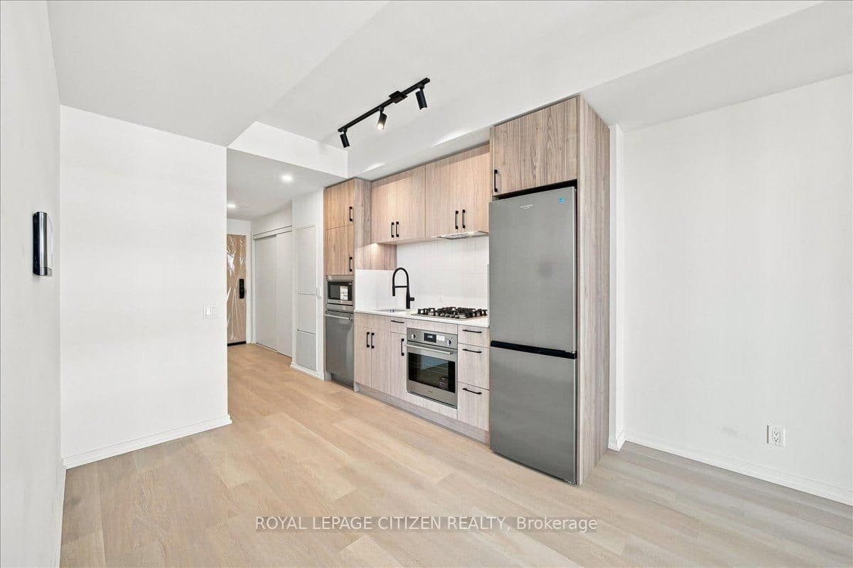 109 Erskine Avenue, Unit 1410 thumbnail 11